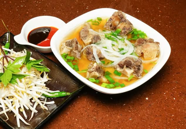 124 - Slow Braised Ox Tail Noodle Soup (牛尾骨粉)